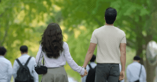 Cặp đôi ngôn tình công khai yêu đương làm cả MXH phát sốt: Nhà gái là chiến thần visual, nhà trai giàu nứt đố đổ vách avatar1770210825658 17702108263311329858686 25 0 585 1069 crop 177021089683625266145gifpng