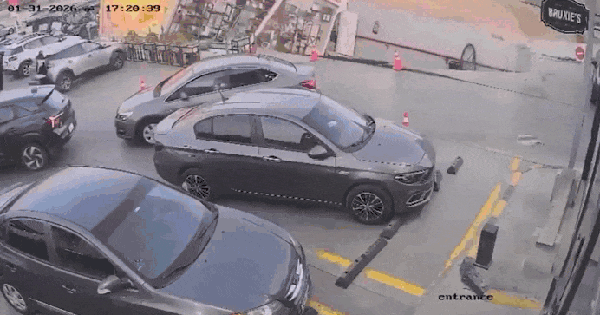 Kinh hoàng: Trạm xăng cùng nhiều người bị "hố tử thần" nuốt chửng trong tích tắc giữa ban ngày avatar1770449600448 17704496008261328677906gifpng