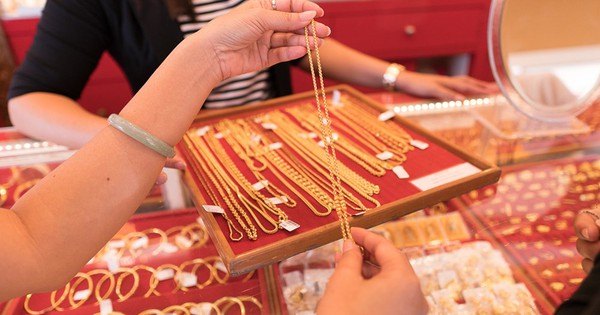 Vòng vàng của khách bị gãy lộ ra 2 viên bi thép, chủ tiệm tháo dỡ kiểm tra lại đổ ra thêm một vũng nước avatar1770528134045 1770528135135506799356jpg