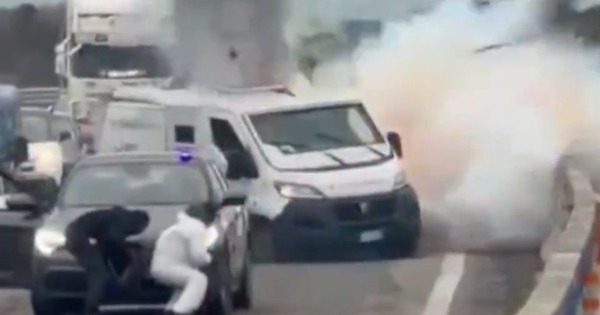 “Dựng rào lửa” phong tỏa quốc lộ rồi nổ súng cướp xe chở tiền ở Ý avatar1770719920002 17707199203861542167581jpeg