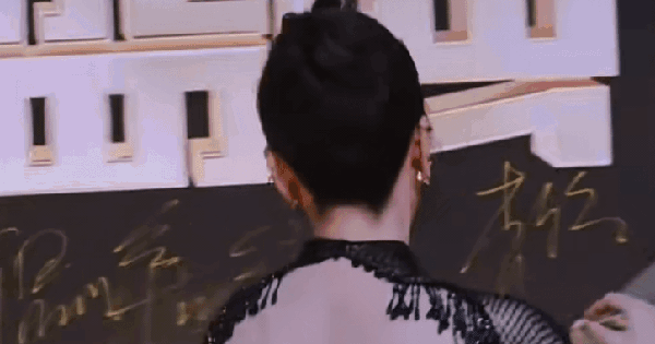 51 tuổi mà như 30 thế này thì chịu luôn đấy: Mỹ nhân đúng là mỹ nhân, nghịch lý càng có tuổi càng đẹp avatar1770945922603 17709459232311645910651 19 0 399 727 crop 1770946123555311942838gifpng