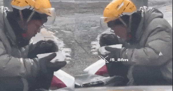 Shipper run cầm cập ngồi ăn ngoài đường vẫn không dám rời điện thoại vì sợ nhỡ đơn: Hình ảnh nhói lòng ngày cuối năm avatar1771040509296 17710405095971089823118gifpng