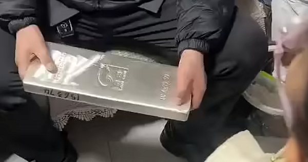 Cậu lì xì cho cháu gái 5 tuổi thỏi bạc 15kg trị giá 1 tỷ đồng avatar1771741406387 17717414067101420149517png