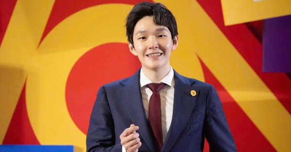 Tỷ phú giàu hơn Donald Trump, CEO Starbucks sau 1 đêm: Thạc sĩ Thanh Hoa, 24 tuổi làm ông chủ tập đoàn dược phẩm lớn nhất châu Á avatar1771940910454 1771940910816314966199 114 0 559 849 crop 17719409303991962839085jpg