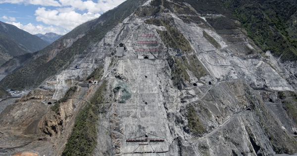 Mang vật liệu lên đỉnh 3.000 mét, dưới lòng đất 650 mét: Láng giềng Việt Nam đang xây công trình chưa từng có trên thế giới avatar1772008226862 17720082271261659818591png