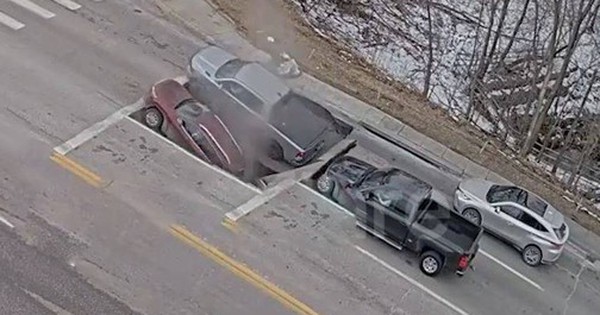 Đang dừng đèn đỏ, 2 ô tô bị "hố tử thần" nuốt chửng avatar1772097514505 1772097515495167542657 0 96 315 600 crop 1772097526997818261258jpg