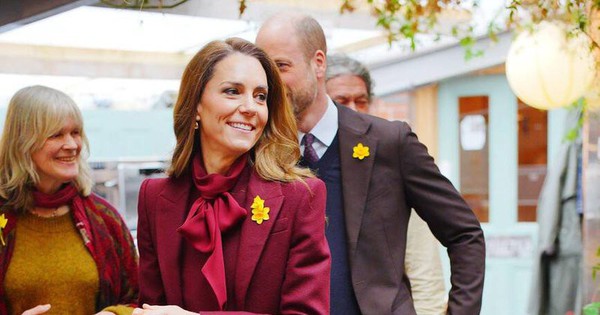 Bất chấp mưa lạnh, Vương phi Kate cùng chồng "phá vỡ" lịch trình chỉ vì lời thỉnh cầu của một fan nhí avatar1772196237615 1772196238450500826137jpg