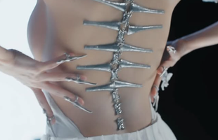 Zoom cận hình ảnh "đắt giá" trong MV tiền tỷ của Mai Dora, fan xuýt xoa, chấm điểm tuyệt đối avatar1772258398004 1772258399069762812054 0 0 315 504 crop 17722585639241473709462png