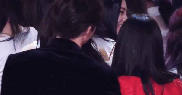 Phát điên lên được: Thiếu gia đẹp nhất nước âu yếm mỹ nhân đẹp vô song trước hàng vạn người avs 1 177001855517258348592 15 0 270 488 crop 17700185749781974536618gifpng