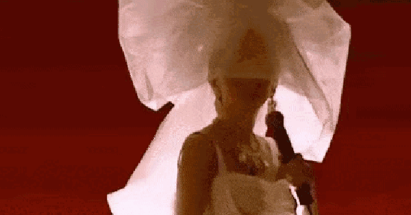 Không tin nổi: Mẹ già 102 tuổi của nữ diva đình đám quyết “bào” con gái quá cố đến tận cùng b 1768232967781572793551 0 0 232 444 crop 17682330024971301527359gifpng