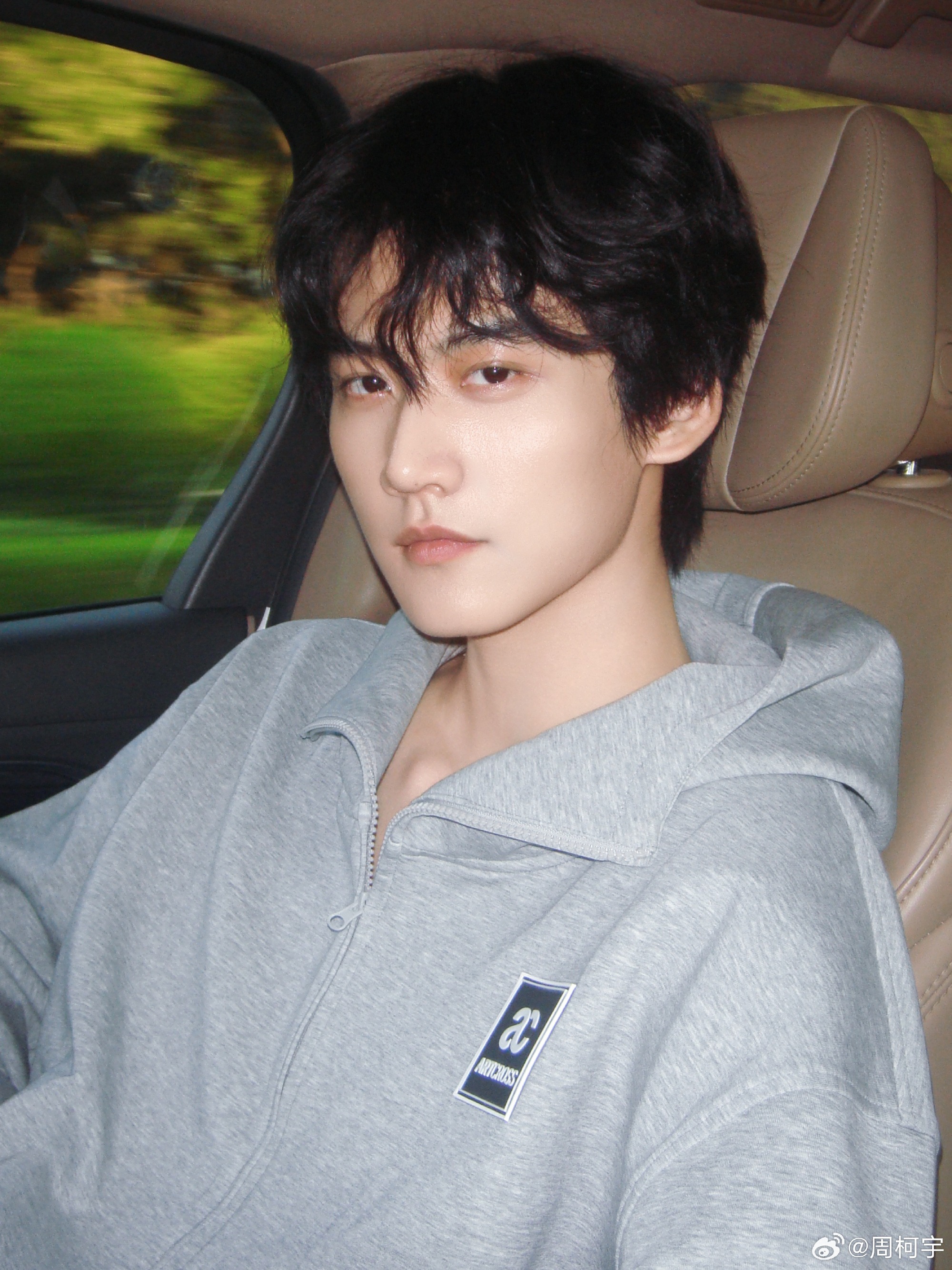 Xôn xao clip cặp sao lệch 19 tuổi thân mật khác thường ở sự kiện, nhà gái vừa trải qua vụ