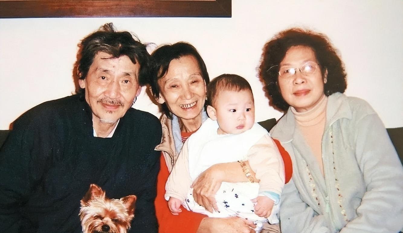 Mối quan hệ kỳ quặc nhất showbiz: “Bé ba” sẵn sàng triệt sản, còng lưng kiếm tiền vì bà cả- Ảnh 4.