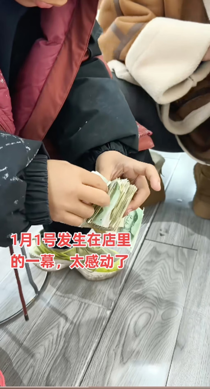 Xúc động cậu bé lớp 5 nhịn tiêu vặt 6 tháng để mua quà sinh nhật mẹ- Ảnh 2.