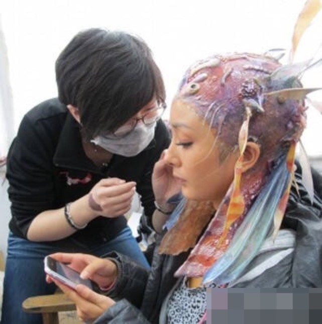 Một sao nữ được bạn trai thiếu gia đập tiền 3.400 tỷ nâng đỡ, đến Dương Mịch cũng bị bắt phải