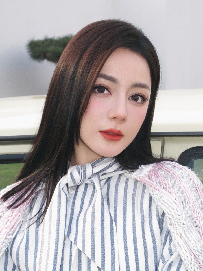 Hình ảnh mới nhất của Địch Lệ Nhiệt Ba. Ảnh: Weibo.