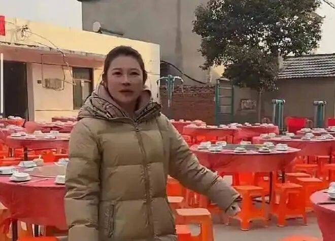 Bắt chước trend mời người lạ đến ăn tiệc, cô gái bày 100 mâm cỗ nhưng không một ai đến- Ảnh 1.