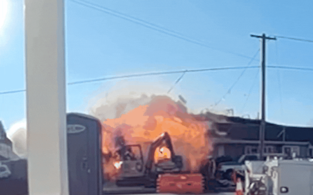 Cận cảnh khoảnh khắc cả ngôi nhà nổ tung thành từng mảnh: Nguyên nhân rất quen thuộc- Ảnh 1.