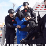 Hình ảnh đầu tiên của Trần Chí sau khi bị bắt ban sao cua gia toc giau nhat the gioi 27 1767866229014285602572gifpng