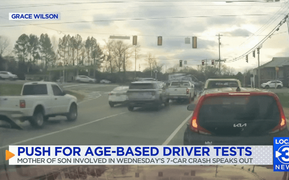 Clip: Cụ bà 83 tuổi đạp nhầm chân ga, lao xe vào loạt ô tô đang dừng đèn đỏ- Ảnh 1.