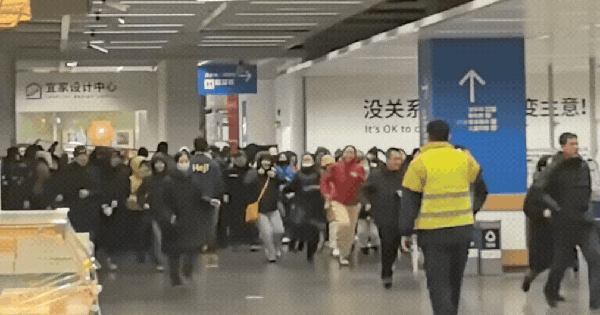 Khung cảnh người Trung Quốc chen nhau đổ xô đến IKEA trước Tết, nhưng lý do lại hoàn toàn bất ngờ ban sao cua gia toc giau nhat the gioi 42 1770352818683232289289gifpng