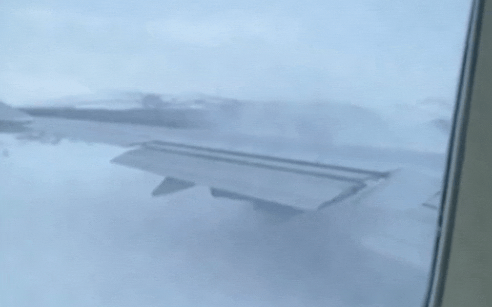 Cánh máy bay chở 388 người bốc cháy dữ dội khi hủy cất cánh vào phút chót- Ảnh 1.