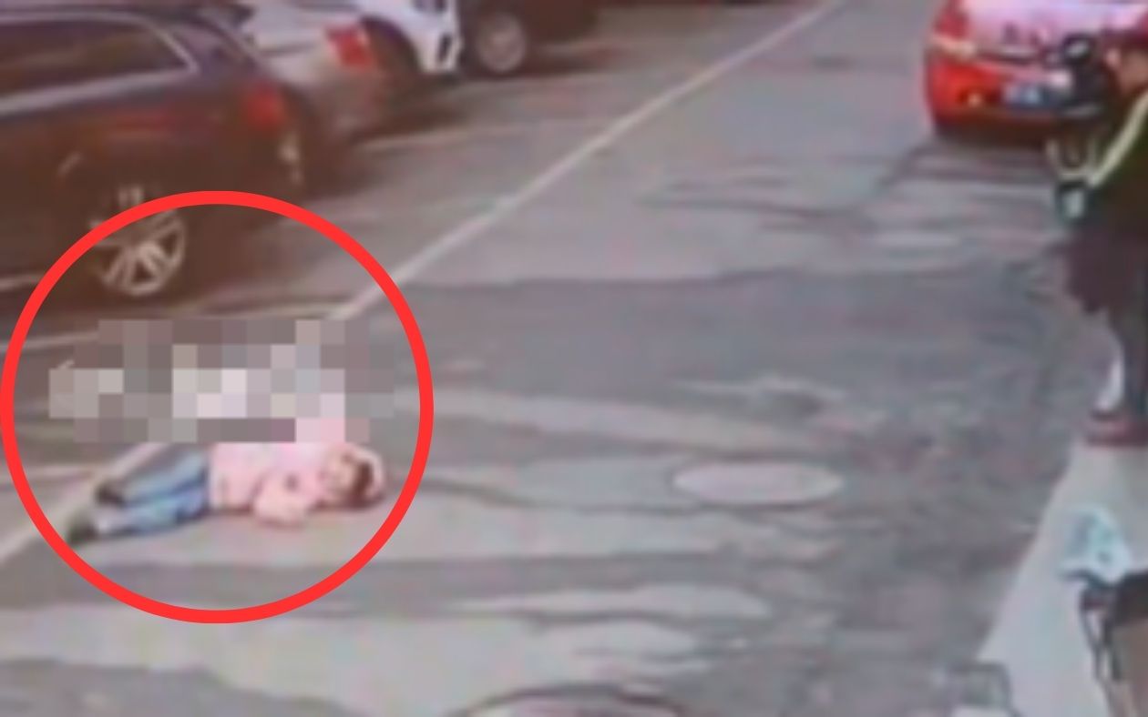 Mẹ cố tình trốn sau khi trả con về nhà chồng cũ, bé gái gào khóc đi tìm rồi sốc tim tử vong ngay trên phố- Ảnh 1.