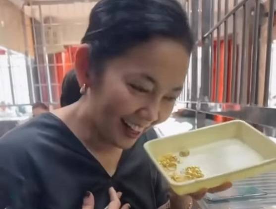 Mang số vàng mua hơn 20 năm đi bán, người phụ nữ sốc khi biết giá trị- Ảnh 1.