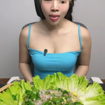 Ngán ngẩm với phong cách mukbang của hot TikToker xinh đẹp, vì lượt xem mà “bán rẻ” lòng tự trọng base64 1765945112104899690917 1765945323999 1765945324616657113680 1765956280109 17659562803531635350107