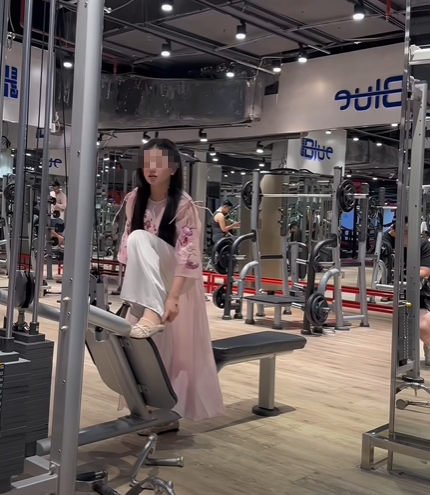 Nghỉ Tết nhưng không quên giữ dáng, nữ gymer khiến người xem