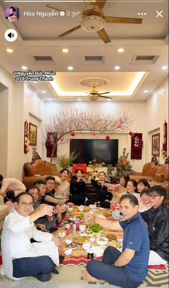 Hoa dâm bụt giữ chuỗi gặp mặt đầu năm, 3 gia đình sum vầy đầu xuân- Ảnh 2. Hoa dâm bụt giữ chuỗi gặp mặt đầu năm, 3 gia đình sum vầy đầu xuân- Ảnh 2.