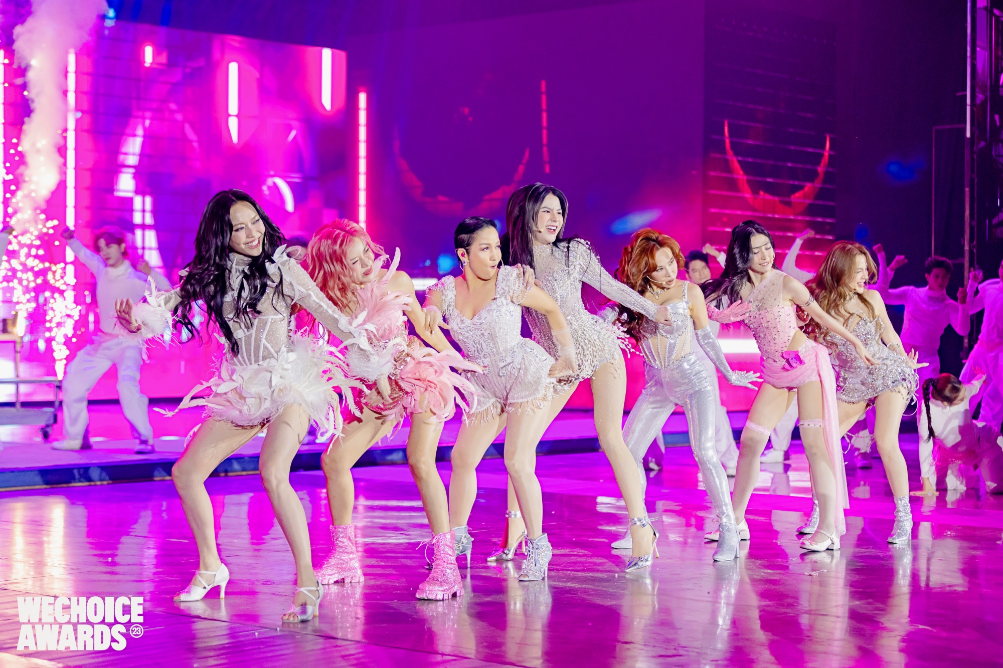 Những khoảnh khắc lịch sử Vbiz không bao giờ có thể lặp lại chỉ có tại WeChocie Awards- Ảnh 7. Những khoảnh khắc lịch sử Vbiz không bao giờ có thể lặp lại chỉ có tại WeChocie Awards- Ảnh 7.