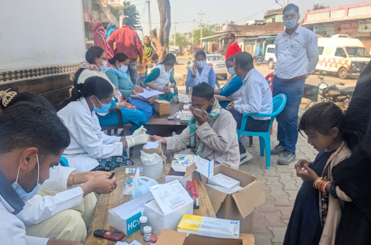 Ấn Độ lập trại y tế dã chiến, xét nghiệm diện rộng sau khi 7 trẻ tử vong liên tiếp chỉ sau 48 giờ phát bệnh- Ảnh 4.