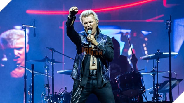 Hình ảnh biểu diễn của nam ca sĩ Billy Idol.