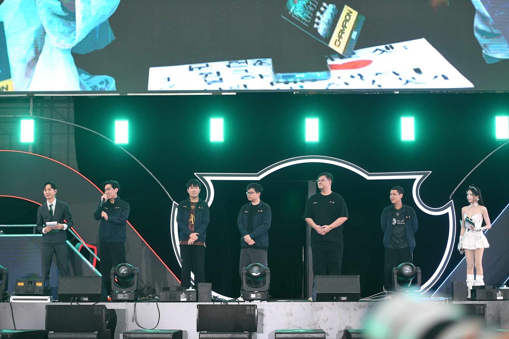 T1 chính thức xuất hiện trên sân khấu: Faker gây sốt với visual T1 chính thức xuất hiện trên sân khấu: Faker gây sốt với visual