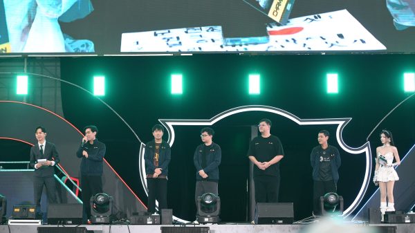 T1 chính thức xuất hiện trên sân khấu: Faker gây sốt với visual "đỉnh của đỉnh", điển trai đến mức đốn tim fan 27 T1 chính thức xuất hiện trên sân khấu: Faker gây sốt với visual "đỉnh của đỉnh", điển trai đến mức đốn tim fan bli17081 1766310994068 17663109943352072417696