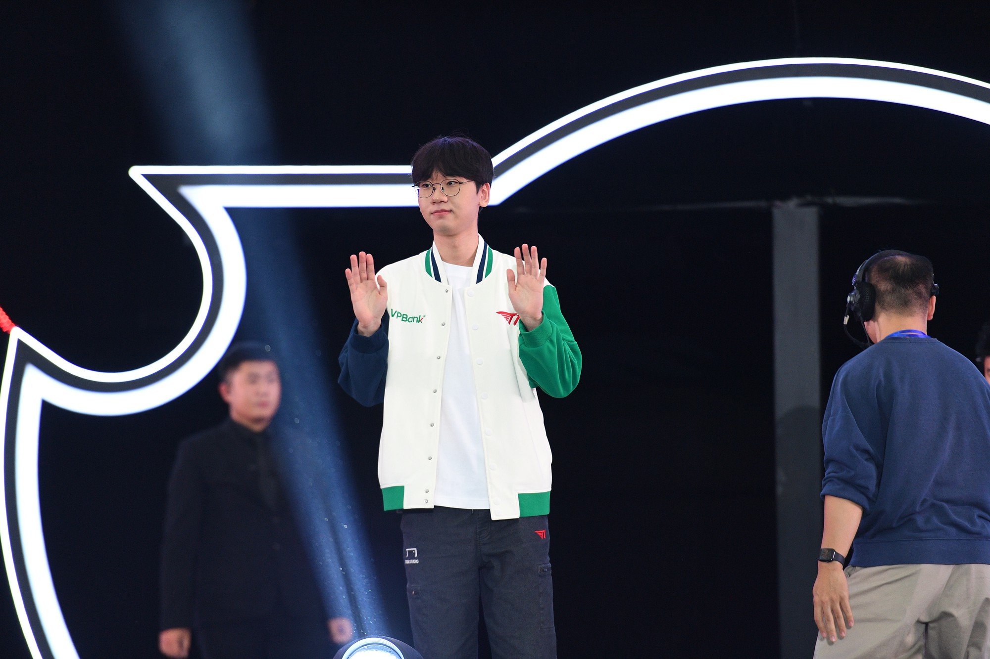 T1 chính thức xuất hiện trên sân khấu: Faker gây sốt với visual T1 chính thức xuất hiện trên sân khấu: Faker gây sốt với visual