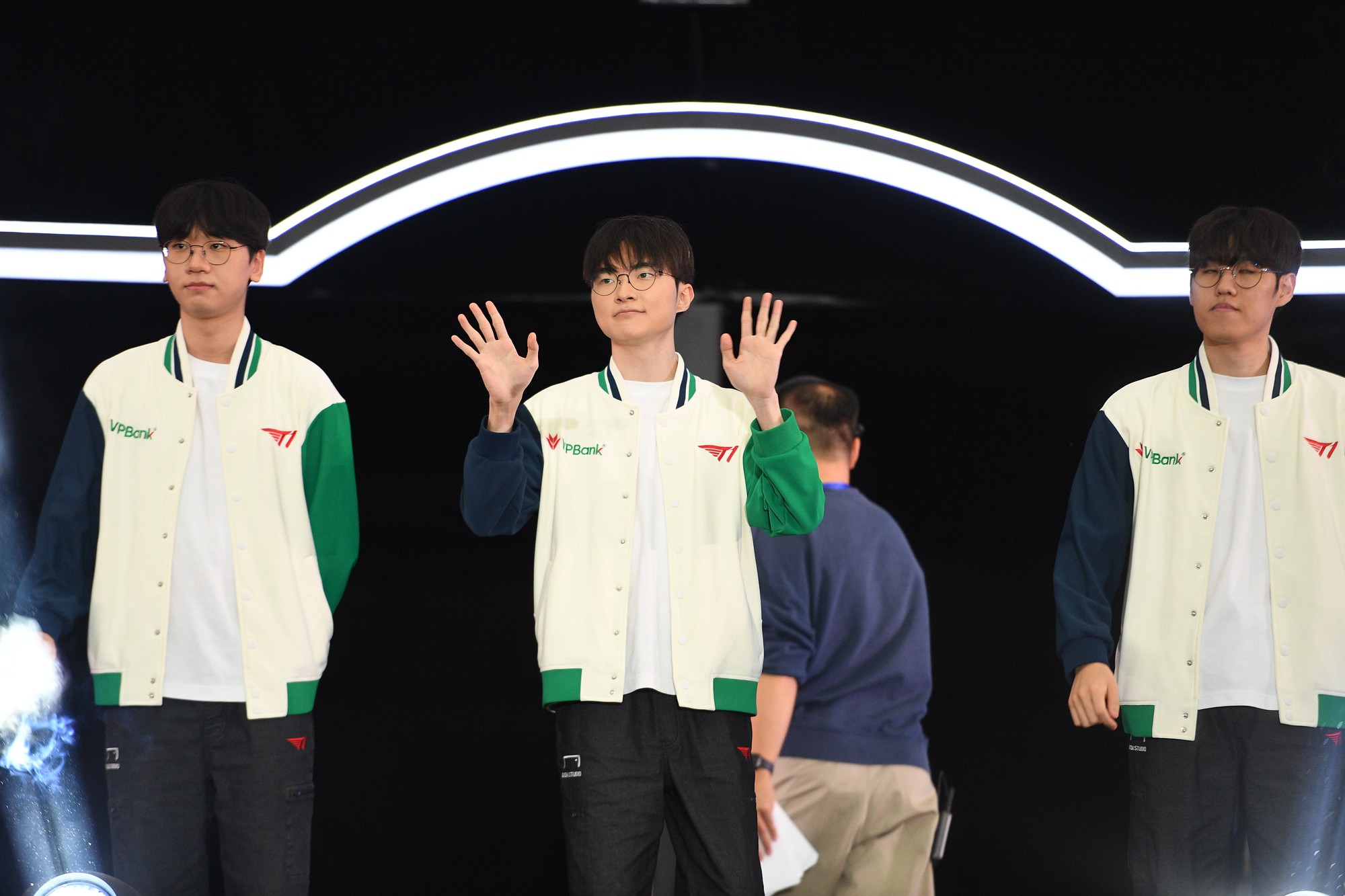 T1 chính thức xuất hiện trên sân khấu: Faker gây sốt với visual T1 chính thức xuất hiện trên sân khấu: Faker gây sốt với visual