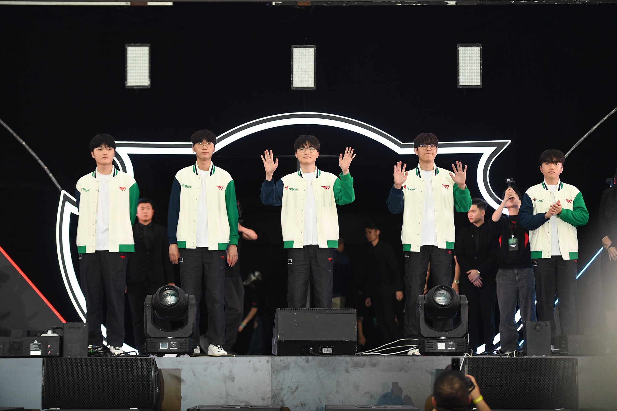 T1 chính thức xuất hiện trên sân khấu: Faker gây sốt với visual T1 chính thức xuất hiện trên sân khấu: Faker gây sốt với visual