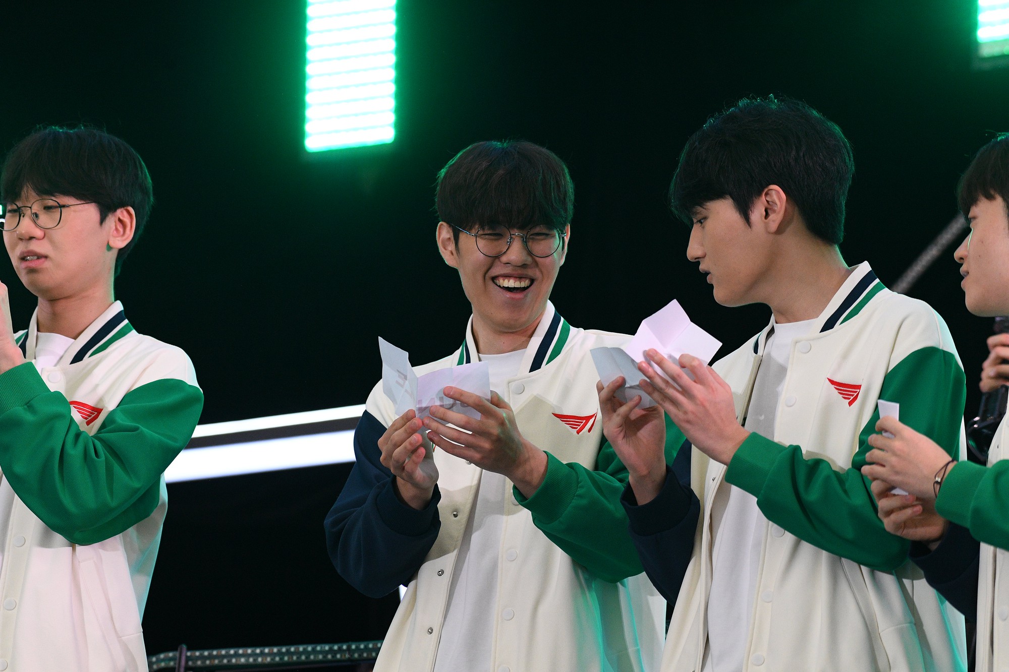 T1 chính thức xuất hiện trên sân khấu: Faker gây sốt với visual T1 chính thức xuất hiện trên sân khấu: Faker gây sốt với visual