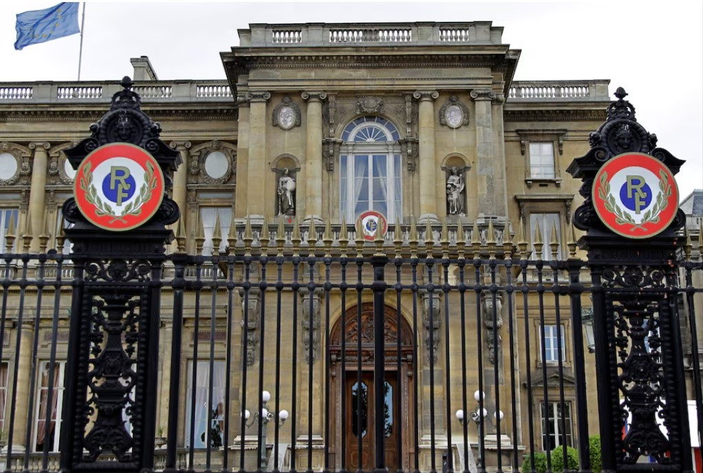 Tổng thống Pháp bàng hoàng vì vụ nhà ngoại giao tuồn tài liệu cho tỷ phú ấu dâm Epstein- Ảnh 1.