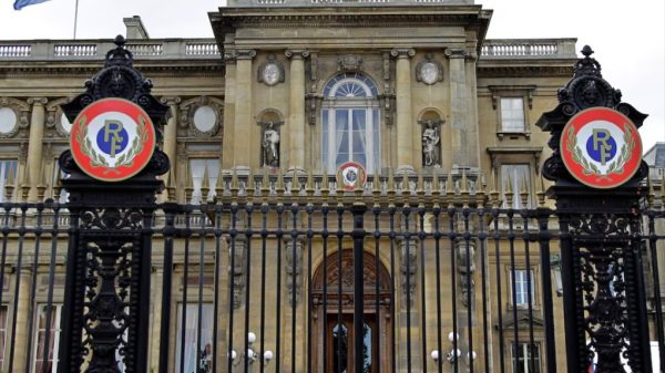 Tổng thống Pháp bàng hoàng vì vụ nhà ngoại giao tuồn tài liệu cho tỷ phú ấu dâm Epstein bng phap 1770903138791 17709031391671044718577