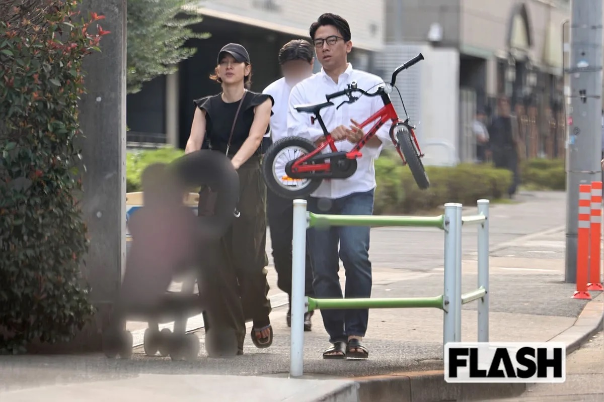 Những đôi “trai tài gái sắc” trên chính trường Nhật Bản, Thủ tướng Sanae Takaichi ở hạng cao- Ảnh 5.