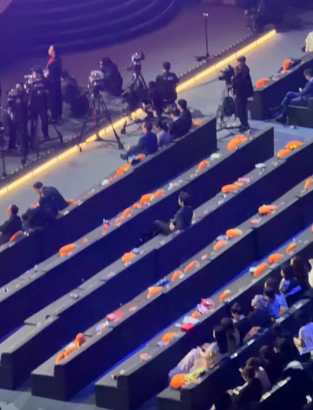 Diễn viên Đinh Vũ Hề một mình giữa hàng ghế trống. Nhiều nghệ sĩ đã ra về.