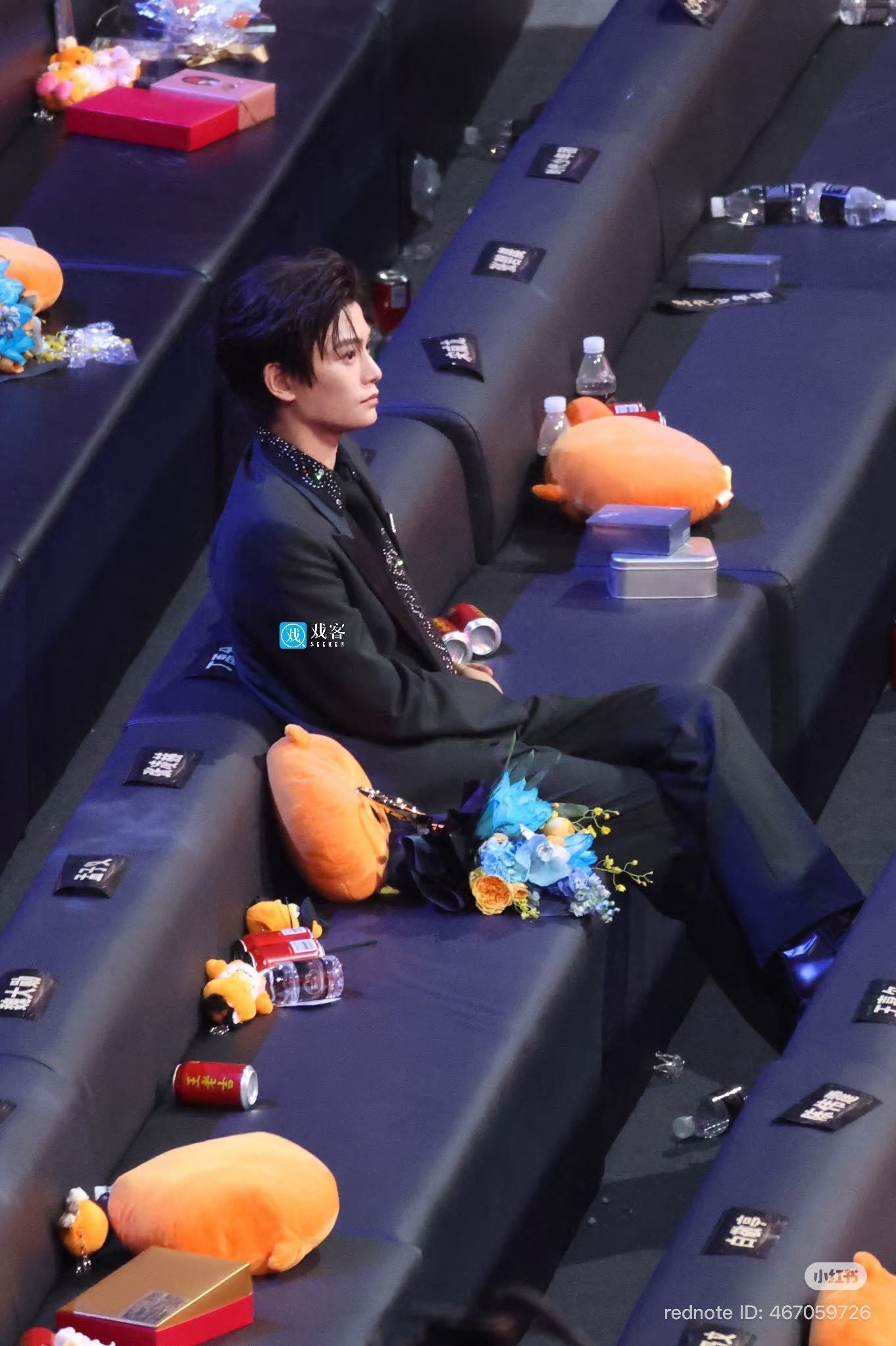 Diễn viên Đinh Vũ Hề một mình giữa hàng ghế trống. Nhiều nghệ sĩ đã ra về.