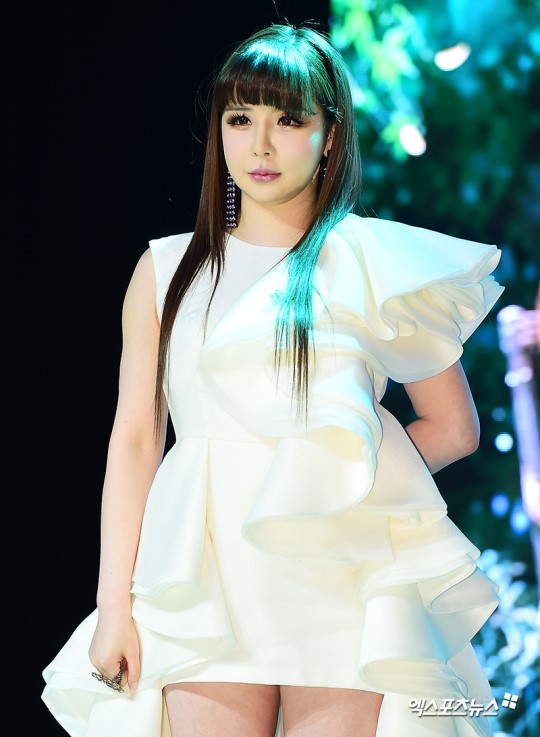 Sự hết thời của giọng ca khủng Kpop: Cứ xuất hiện là ồn ào, phải bám vào Lee Min Ho- Ảnh 1. Sự hết thời của giọng ca khủng Kpop: Cứ xuất hiện là ồn ào, phải bám vào Lee Min Ho- Ảnh 1.