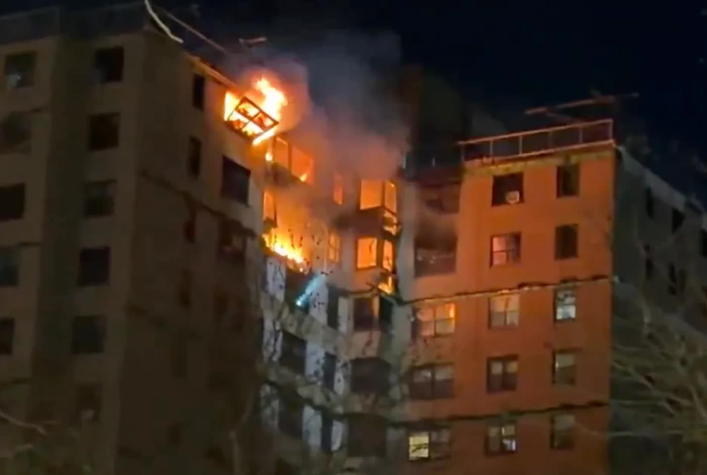 Cháy lớn tại chung cư 17 tầng ở New York, hơn 200 lính cứu hoả được điều động- Ảnh 3.
