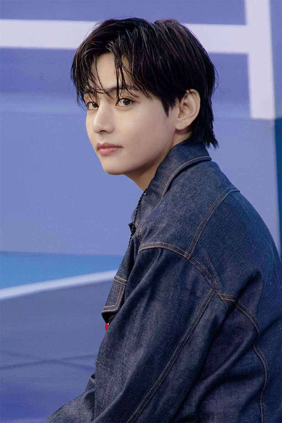 "Bắt gọn" V (BTS) bên cô gái lạ! bts v latest update 1772426507289 17724265086431646490377