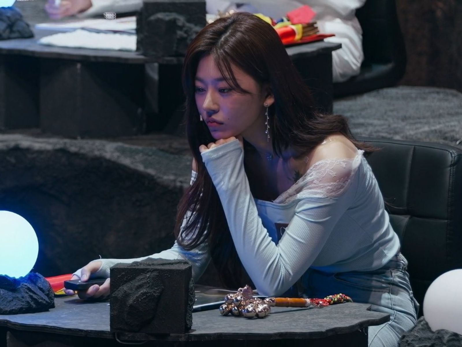 Quá khứ gây sốc của nữ pháp sư sinh năm 1998 đang vụt sáng ở show tâm linh Hàn Quốc- Ảnh 1.