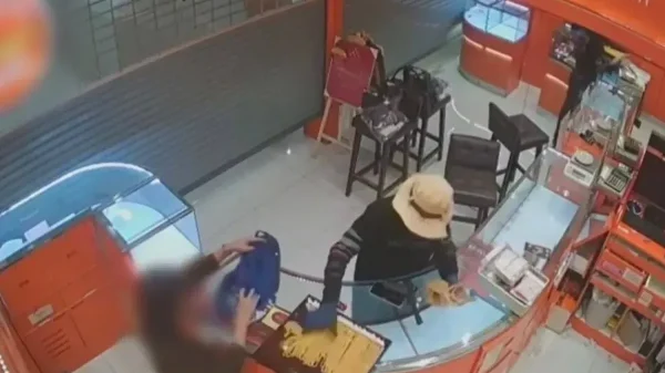 Truy lùng tay súng gây ra vụ cướp táo tợn tại tiệm vàng ở Bangkok, Thái Lan c1 3187474 260131133550 1200 95426574536923818952673 23836758860572774095366 1769907826131 176990782671857932986