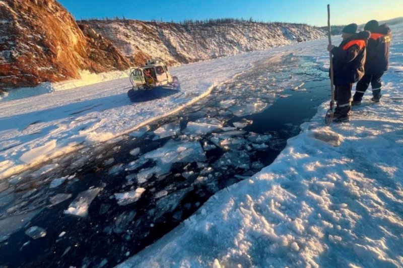 7 thi thể du khách Trung Quốc được tìm thấy dưới lòng hồ Baikal đóng băng- Ảnh 1. 7 thi thể du khách Trung Quốc được tìm thấy dưới lòng hồ Baikal đóng băng- Ảnh 1.